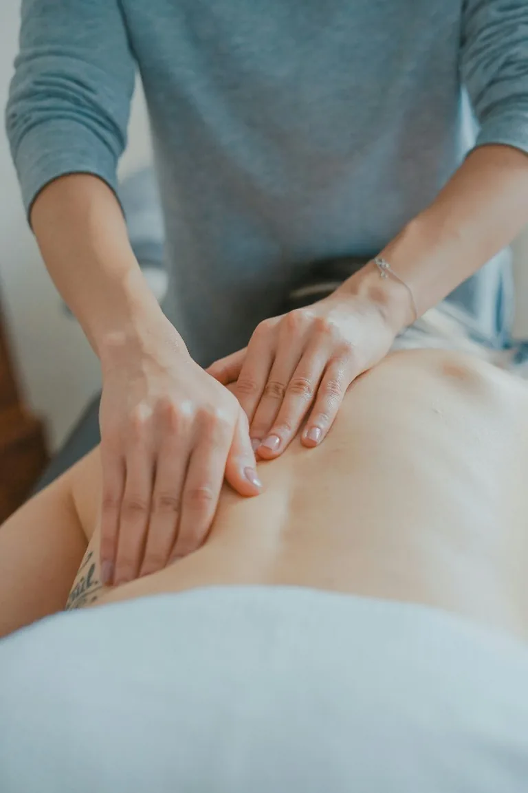 Ședință de Terapia Bowen la Synaptica Cluj — tehnica manuală blândă aplicată pe spatele pacientului