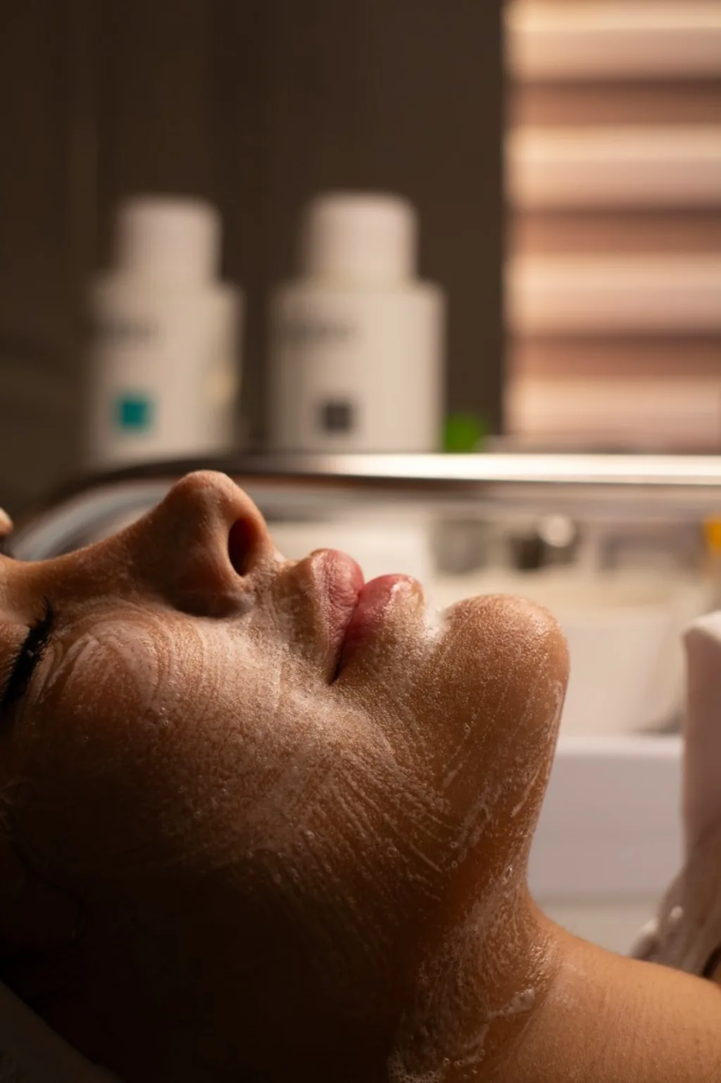 Ședință de lifting facial natural Rejuvance la Synaptica Cluj — prim-plan cu tratament facial blând