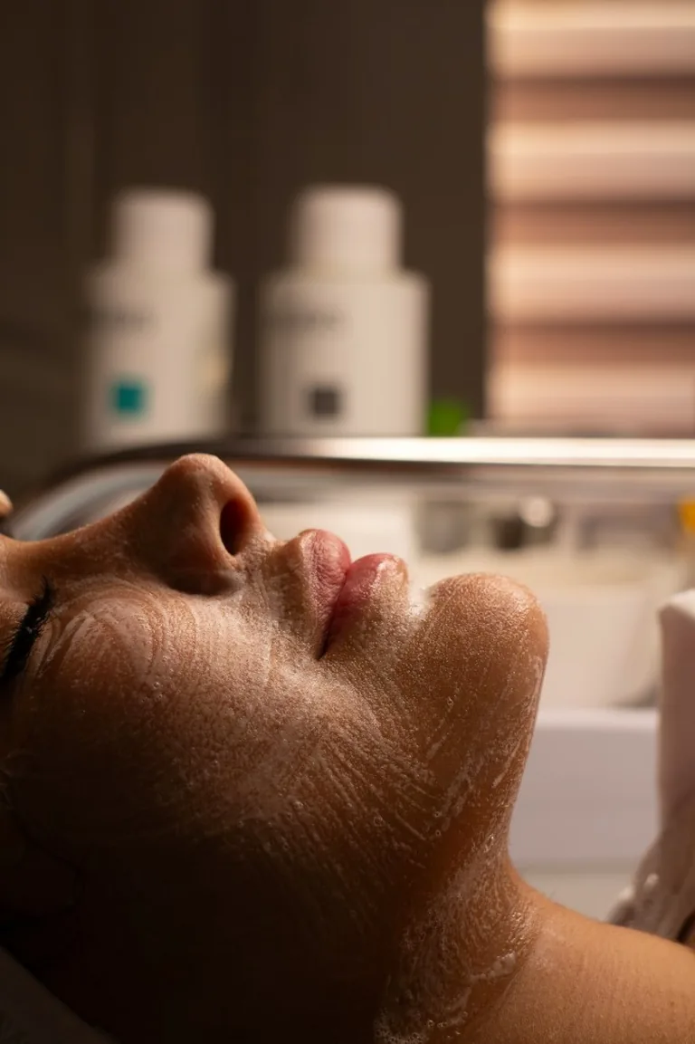 Ședință de lifting facial natural Rejuvance la Synaptica Cluj — prim-plan cu tratament facial blând